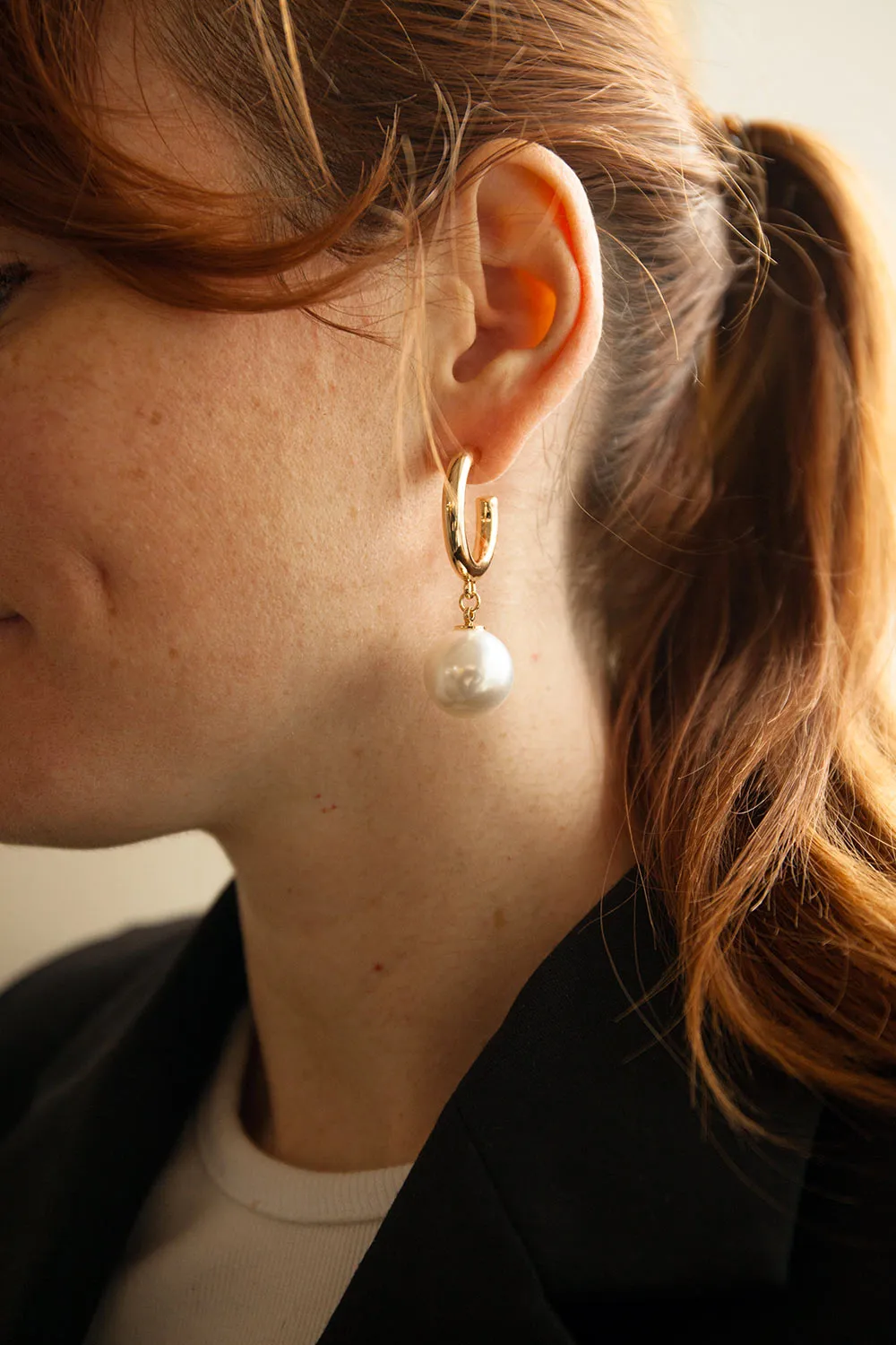 Dinoa | Gold Hoop Earrings w/ Large Pearls