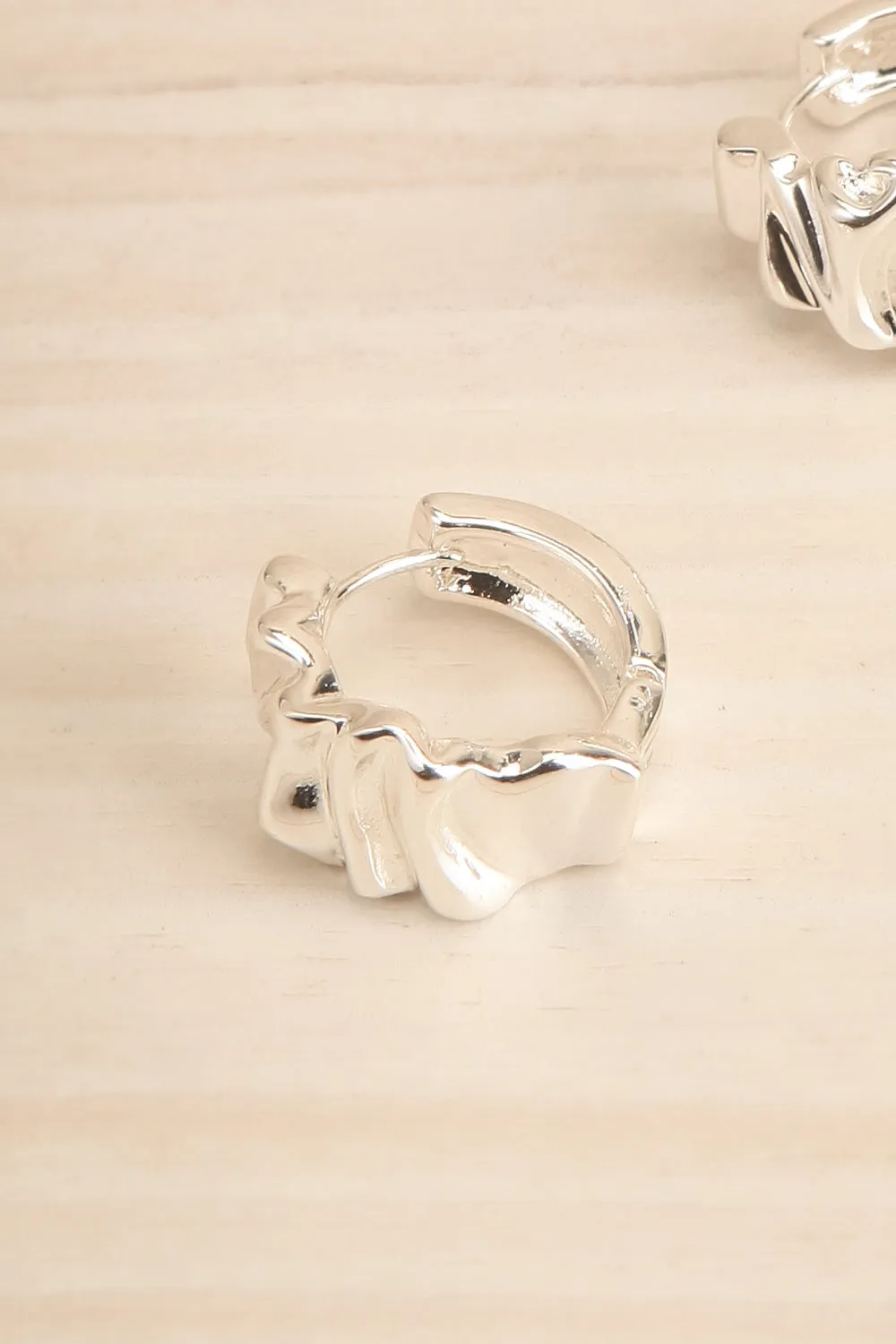 Isolone Silver | Wavy Hoop Earrings