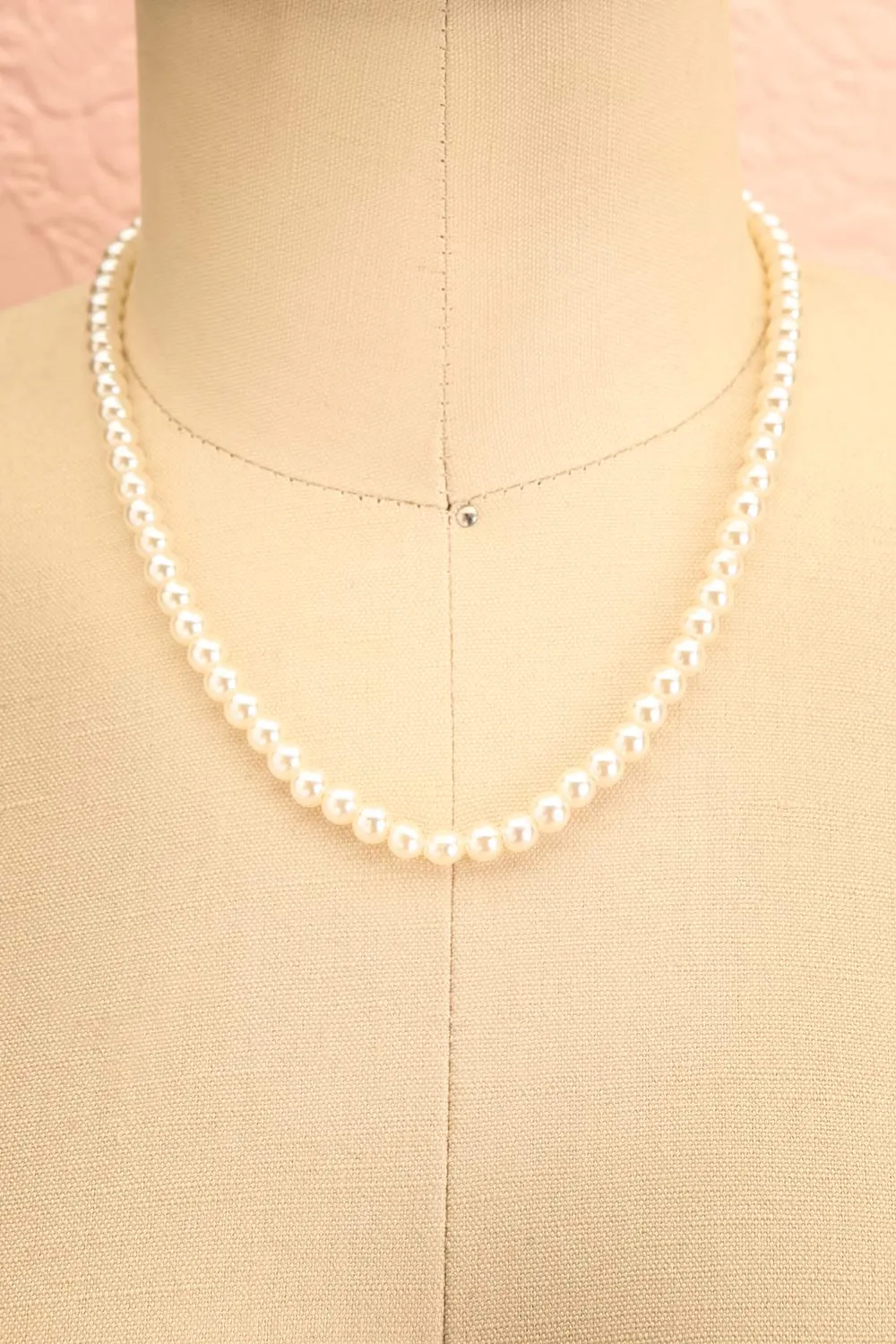 Juturn | White Pearl Necklace