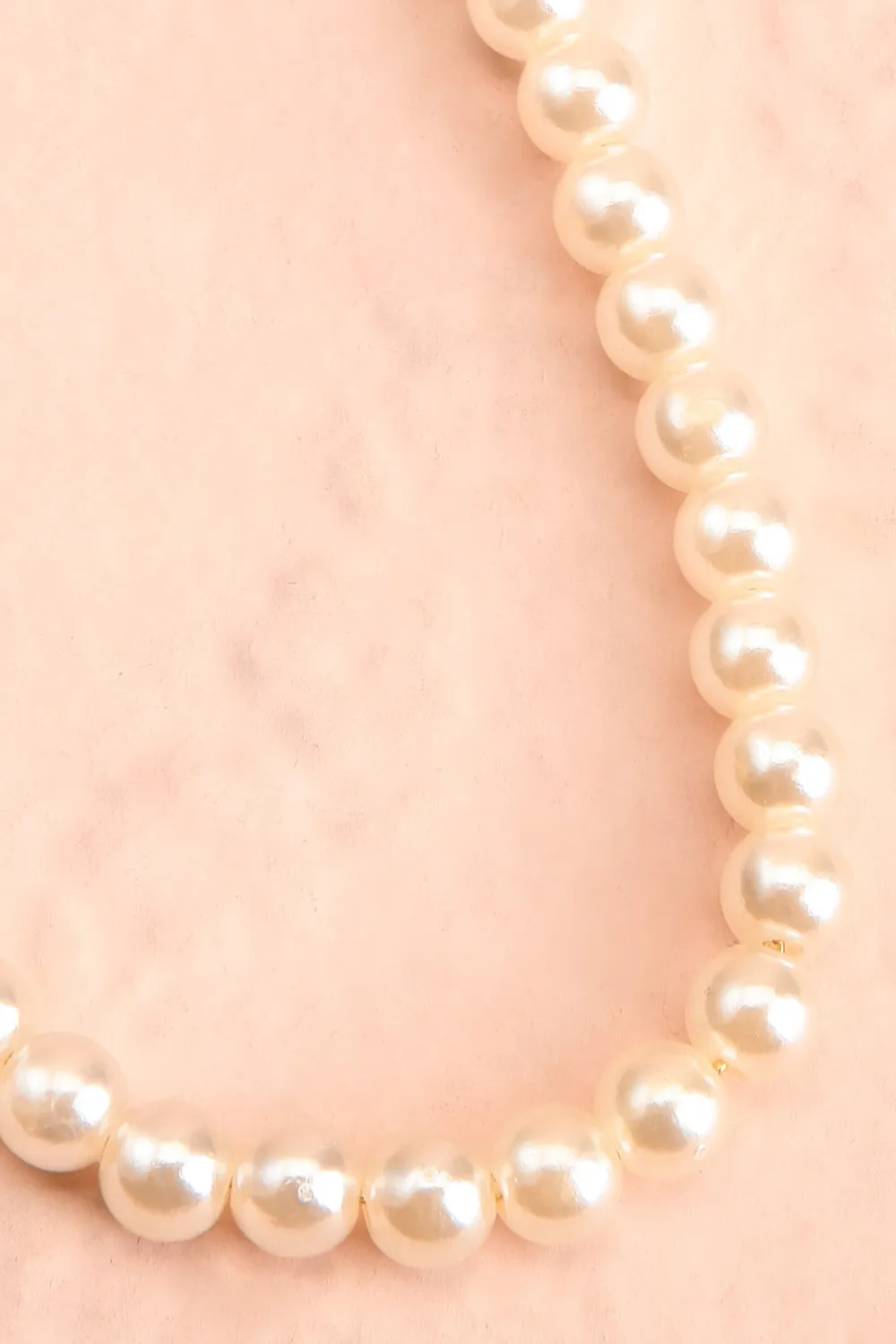 Juturn | White Pearl Necklace