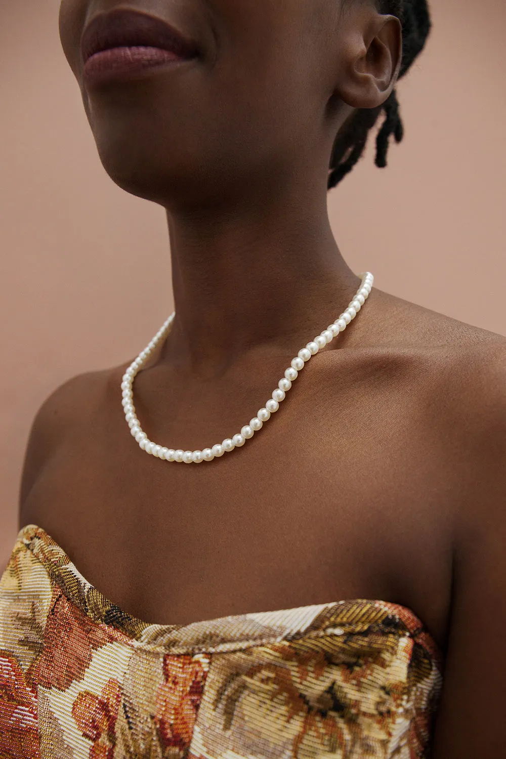 Juturn | White Pearl Necklace