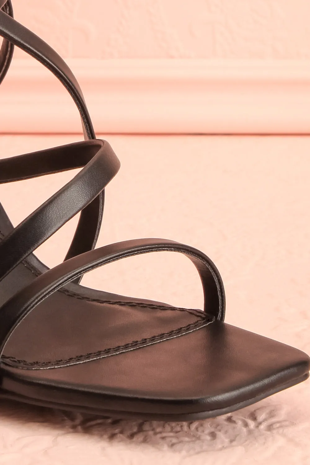 Mouvemente Black | Crossed Strap High Heel Sandals