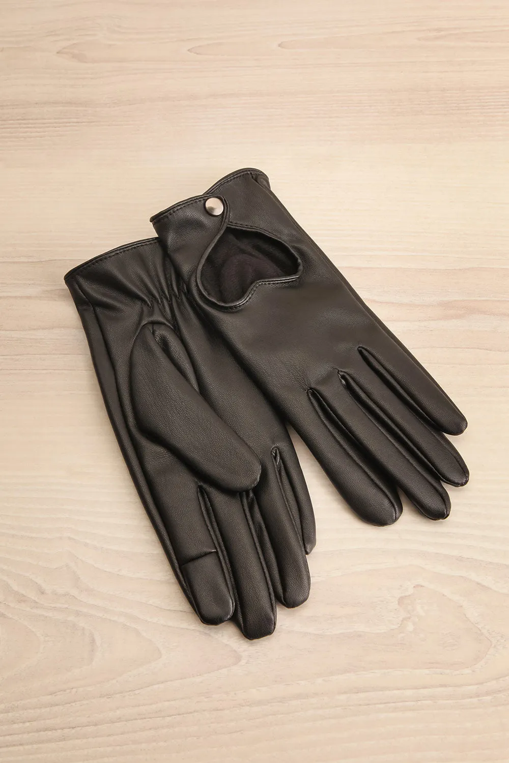 Oranger | Heart Cut-Out Black Faux Leather Gloves