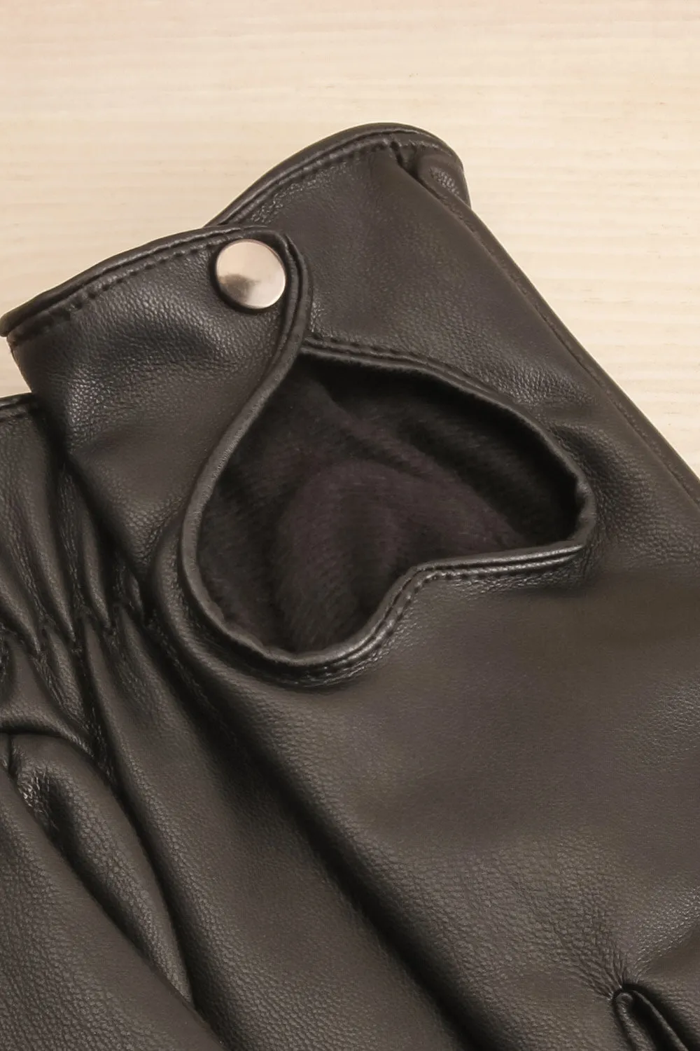 Oranger | Heart Cut-Out Black Faux Leather Gloves