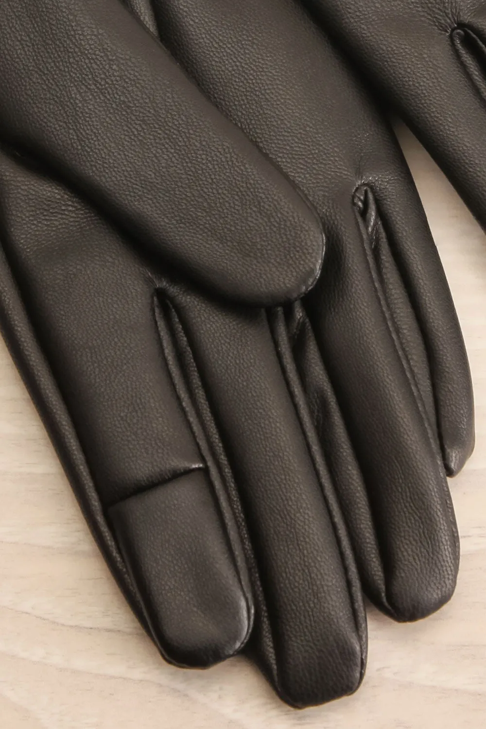 Oranger | Heart Cut-Out Black Faux Leather Gloves