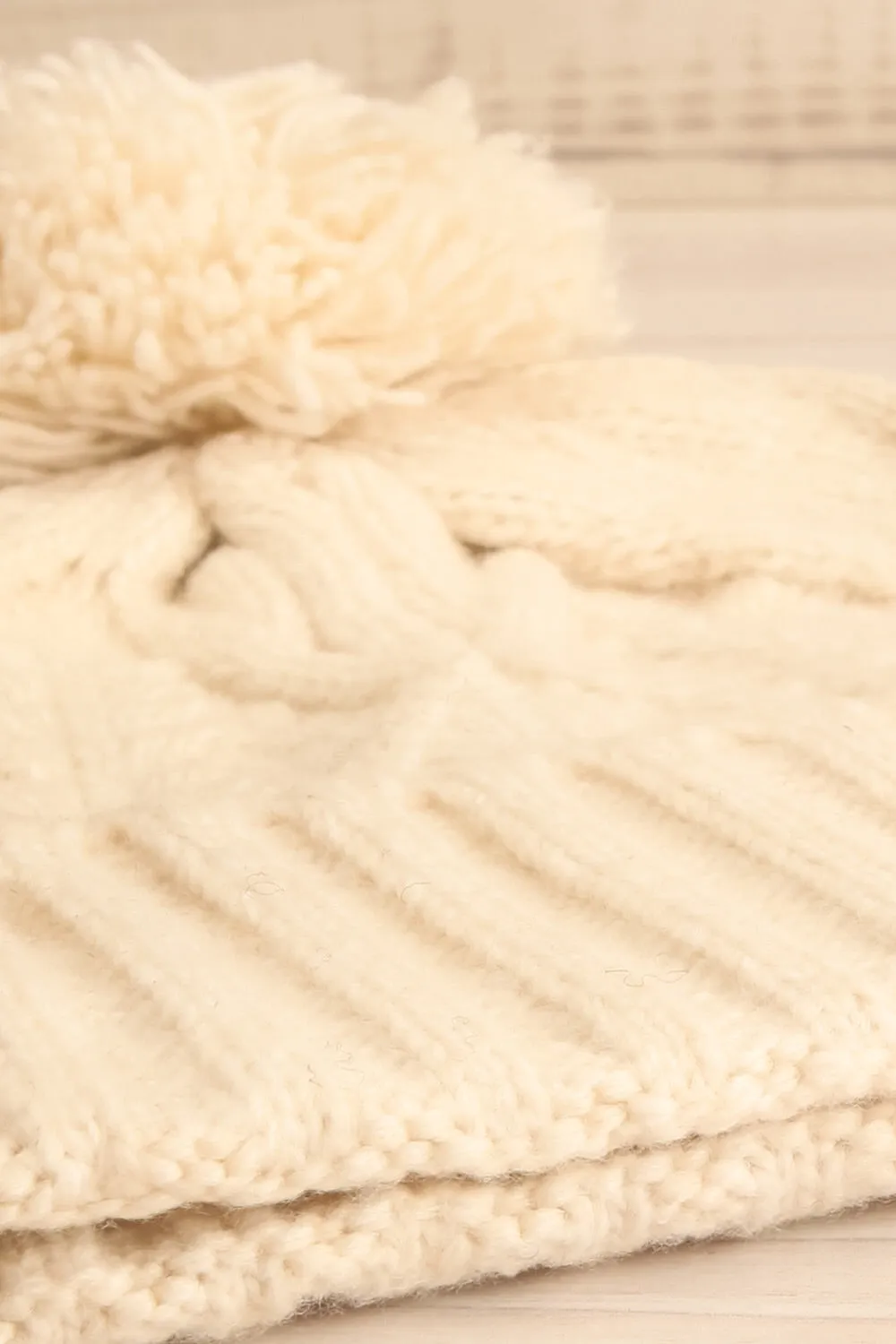 Oyonnax Ivory | Knit Tuque w/ Pompom